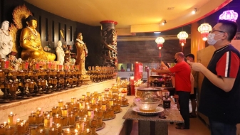 Sambut Perayaan Imlek Umat Buddha Lakukan Sembahyang di Vihara.