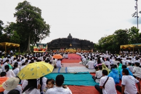 Ribuan Umat Buddha Peringati Hari Magha Puja 2566 B.E./2023 di Pelataran Candi Borobudur