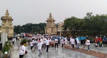 Menyongsong Waisak Ratusan Umat Buddha Lakukan Karya Bakti di Taman Makam Pahlawan