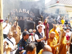 Pengambilan Api Dharma di Mrapen Grobogan Simbol Penerangan