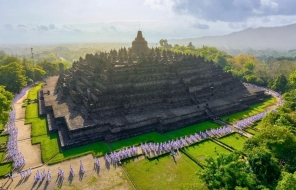 Pabbajja Samanera Sementara Lakukan Pradaksina Mengelilingi Candi Borobudur