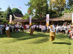 Meriahkan HUT RI Ke-79, Pewakilan Pemuda Buddhis Jepang Ikut Lomba Balap Karung