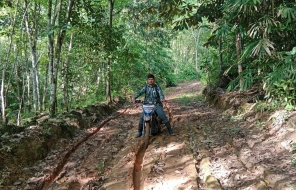 Perjuangan Guru Agama Buddha Menempuh Jalan Berlumpur Demi Pendidikan Anak Negeri