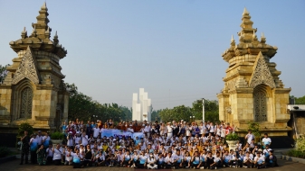 Sambut Waisak 2570 B.E, Bimas Buddha Gelar Aksi Bersih-Bersih TMP Kalibata dan TMP se-Indonesia